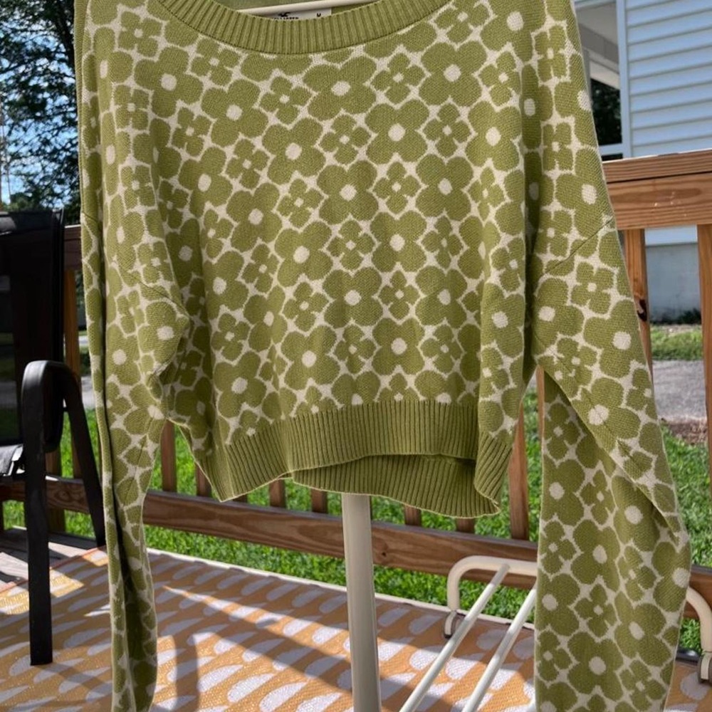 Hollister Co. green sweater with white geometric pattern, size M